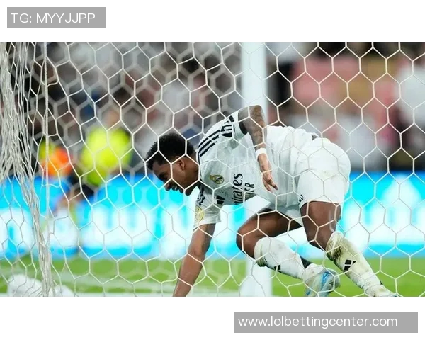 欧冠激战那不勒斯6比2狂胜多特蒙德帽子戏法引爆全场转会传闻不断